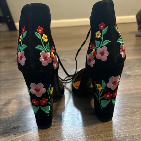 Floral Heels - Picture 4 of 4